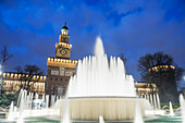 Schloss Sforza und Wasserfontäne; Mailand, Lombardei, Italien