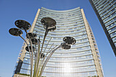 Wolkenkratzer und Straßenlaterne im Finanzviertel; Mailand, Lombardei, Italien