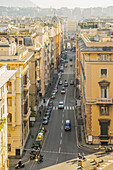 Wohn- und Geschäftsgebäude entlang einer belebten Straße; Genua, Ligurien, Italien