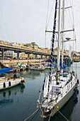 Segelboot im Hafen vertäut; Genua, Ligurien, Italien