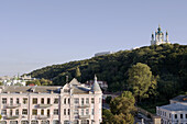 Andreaskirche (auf dem Hügel) von der Unterstadt aus gesehen (Podil); Kiew, Ukraine