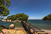 Kleine Brücke von der Mumbo-Insel zur kleinen Insel für Touristenunterkünfte unter dem Sternenhimmel, Malawi-See; Malawi.