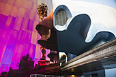 Experience Music Project (Emp) Gebäude, entworfen von Frank Gehry und Space Needle im Seattle Center, Seattle, Washington, Vereinigte Staaten