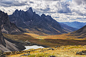 Im Nordland des Yukon ragt der Berg Tombstone über die Tundra und die umgebende Landschaft hinaus; Yukon, Kanada