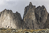 Eine Gruppe von Wanderern steht vor den Bergen im Tombstone Territorial Park; Yukon Territorium, Kanada