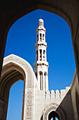 Minarett und beschrifteter Bogengang, Große Sultan-Qaboos-Moschee; Muscat, Oman.