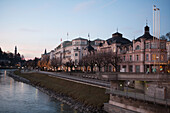Die Altstadt von der Salzach aus gesehen in der Abenddämmerung; Salzburg, Österreich