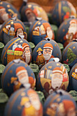 Bemalte Eier als Christbaumschmuck in einem Souvenirladen, der den Weihnachtsmann/St. Nikolaus mit Spielzeug und einem Sack mit Geschenken zeigt; Salzburg, Österreich