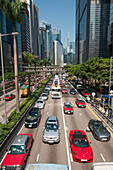 Zentraler Bezirk in Hongkong Island, rote Taxis und Verkehr; Hongkong, China