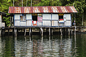 Stelzenhaus in Kampung Ayapo, Sentanisee, Papua, Indonesien