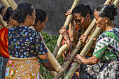 Frau stampft Reis in einem Rante, dem Zeremonialort für eine Torajan-Begräbniszeremonie in Rantepao, Toraja-Land, Südsulawesi, Indonesien