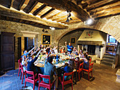 Eine Familie stößt beim Abendessen mit einem bekannten italienischen Toast an, A La Famiglia, und feiert ihren Toskana-Urlaub in der Villa Fattoria La Nutrice; Capanuccia, Florenz, Italien