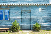 Hausfassade in blauer Meereslandschaft mit Vollmond; Valizas, Uruguay