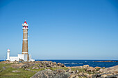 Leuchtturm entlang der felsigen Küste; Cabo Polonio, Uruguay