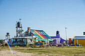 Bunte Herberge entlang der Küste; Cabo Polonio, Uruguay