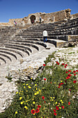 Tourist spaziert durch das Römische Theater; Dougga, Tunesien.