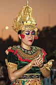 Balinesische Tänzerin mit kodifizierten Handpositionen und Gesten während einer Kecak-Tanzvorführung, Ulu Watu, Bali, Indonesien