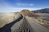 Menschen am Rande des Kraters des Mount Bromo, Bromo Tengger Semeru National Park, Ost-Java, Indonesien