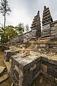 Zeremonielles Tor am Candi Cetho, einem javanisch-hinduistischen Tempel am Westhang des Berges Lawu, Zentral-Java, Indonesien