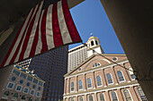 Die Skyline von Boston und eine amerikanische Flagge, die den blauen Himmel einrahmt; Boston, Massachusetts, Vereinigte Staaten von Amerika