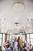 Licht an der Decke einer Straßenbahn; Mailand, Lombardei, Italien