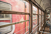 Blick aus dem Fenster einer Straßenbahn, die an einer anderen vorbeifährt; Mailand, Lombardei, Italien