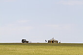 Uaz-452 Geländewagen und mongolisches Ger (Jurte), Gobi-Gurvansaikhan-Nationalpark, vEmnv?govi-Provinz, Mongolei