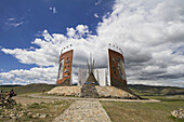 Ovoo mit Gebetsfahnen im Großen Kaiserlichen Kartendenkmal, Kharkhorin (Karakorum), vEvv?rkhangai-Provinz, Mongolei
