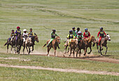 Jungen beim Daaga-Pferderennen (zweijährige Pferde) während des mongolischen Nationalfestivals Naadam 2014 in Khui Doloon Khudag, dem Pferderennplatz, Ulan Bator, Mongolei