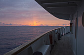 Großes Sportfischerboot bei Sonnenuntergang; Tahiti