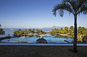 Hotel mit Pool und Blick auf den Ozean; Tahiti
