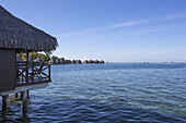 Hotelunterkunft am Wasser auf Stelzen; Tahiti