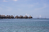 Strohgedeckte Gästezimmer auf dem Wasser; Tahiti