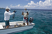 Fischer hält Grünen Jobfisch (Aprion Virescens); Tahiti