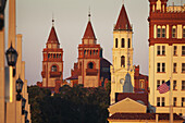 Morgensonne auf den Stadttürmen der Innenstadt von St. Augustine von der Löwenbrücke aus gesehen; St. Augustine, Florida, Vereinigte Staaten von Amerika