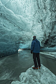 Stehende Person unter der Vatnajorkull-Eiskappe; Island