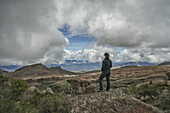 Eine Frau steht auf einem Felsen und blickt auf die schöne Landschaft des Toro Toro Nationalparks; Bolivien