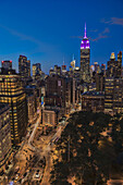 Empire State Building in der Dämmerung, Farben zu Ehren des militärischen Ordens Purple Heart"; New York City, New York, Vereinigte Staaten von Amerika"