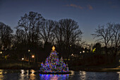 Schwebender Weihnachtsbaum in der Abenddämmerung, Harlem Meer, Central Park; New York City, New York, Vereinigte Staaten von Amerika
