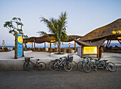 Pearl Beach Lounge in der Abenddämmerung, Gili Trawangan, West Nusa Tenggara, Indonesien