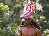Manggarai-Mann, der einen traditionellen Kopfschmuck trägt, der mit einem Tuch umwickelt ist, das bei Caci, einem rituellen Peitschenkampf, verwendet wird, Dorf Melo, Flores, Ost-Nusa Tenggara, Indonesien
