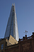 Der Shard-Wolkenkratzer von Renzo Piano erhebt sich über ein historisches Gebäude in der Borough High Street; London, England.