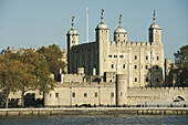 Der Tower von London am Nordufer der Themse, mit dem von der Flut verdeckten Eingang zu Traitor's Gate; London, England.