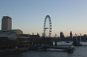 Die Themse im Zentrum Londons mit dem London Eye, den Houses of Parliament, Big Ben und der South Bank, einschließlich der Royal Festival Hall und der Hayward Gallery; London, England.