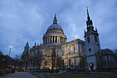 St. Paul's Kathedrale in der Abenddämmerung; London, England.