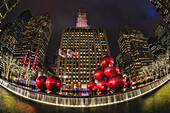 Weihnachtsdekoration in der Nähe der Radio City Music Hall; New York City, New York, Vereinigte Staaten von Amerika
