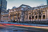 New York Public Library in der Dämmerung; New York City, New York, Vereinigte Staaten von Amerika