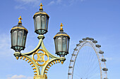 Laternenpfahl und London Eye von der Westminster Bridge; London, England.