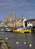 Kathedrale von Truro und Boote im Wasser; Cornwall, England