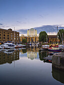 St. Katherine's Docks in der Abenddämmerung; London, England.